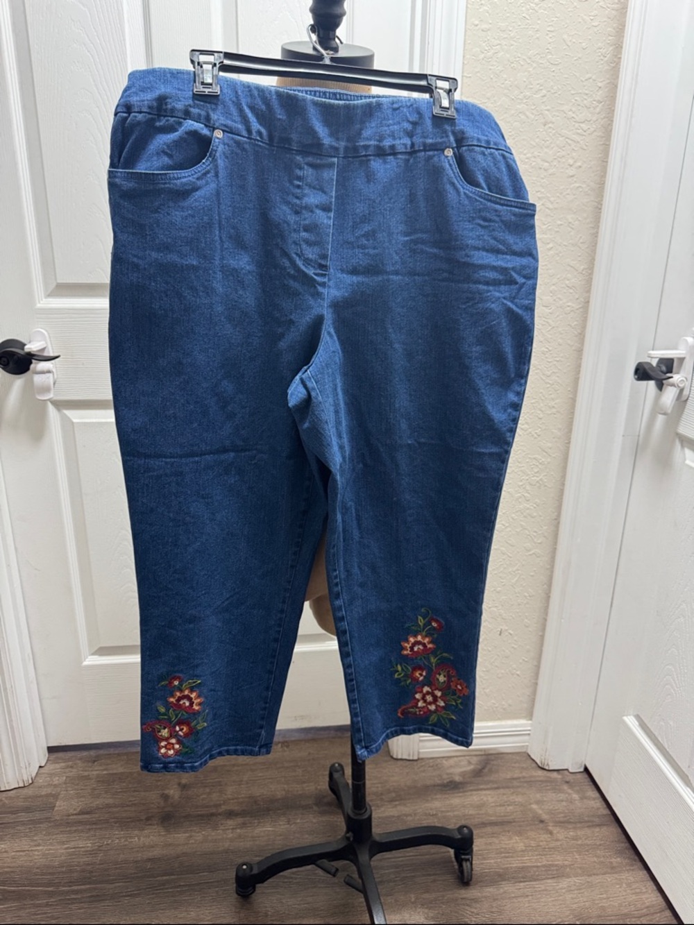 Alfred Dunner jeans 16 petite stretch in embroidered flowers, floral design